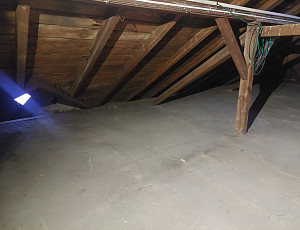 Zateplení stropu obecního domu pomocí foukané izolace